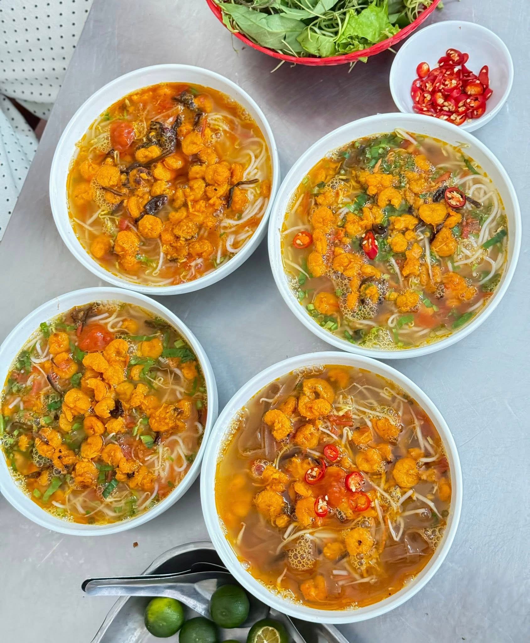 គុយទាវ ង្វៀន មិញធូ.jpg