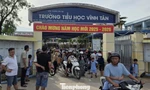 ឪពុកម្តាយស្រក់ទឹកភ្នែកសម្លឹងមើលថ្នាក់រៀនរបស់កូន៖ ប្រធានទីក្រុងហូជីមិញចេញ 'Ultimatum'
