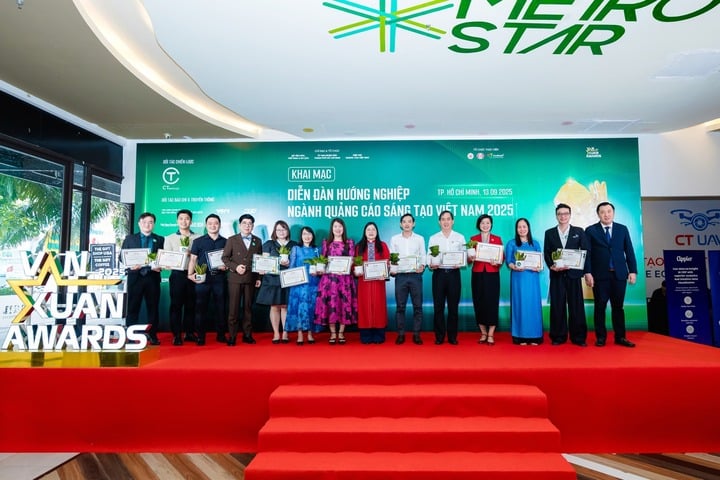 Ban tổ chức Vạn Xuân - Awards 2025 trao thư cảm ơn cho đại diện các trường đại học - cao đẳng tham dự cùng Diễn đàn