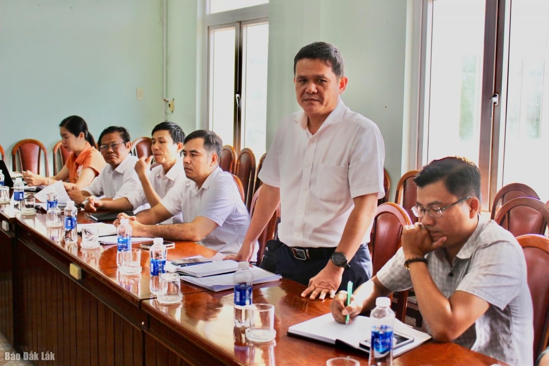 លោក Huynh My Phong ប្រធានគណៈកម្មាធិការប្រជាជនសង្កាត់ Dong Hoa បានជូនដំណឹងអំពីសួនឧស្សាហកម្មក្នុងវួដ។