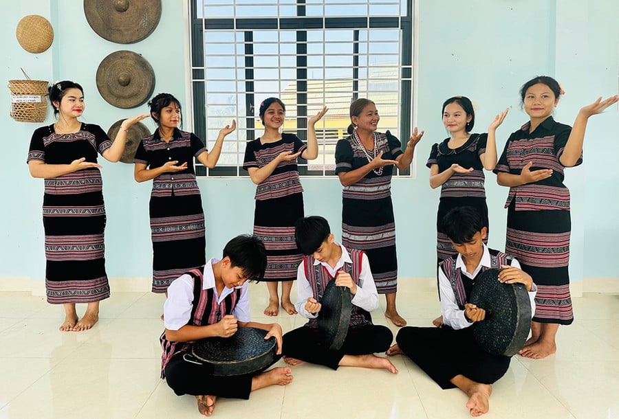 Thực hành một bài đánh chiêng, hướng dẫn cùng hát và múa.