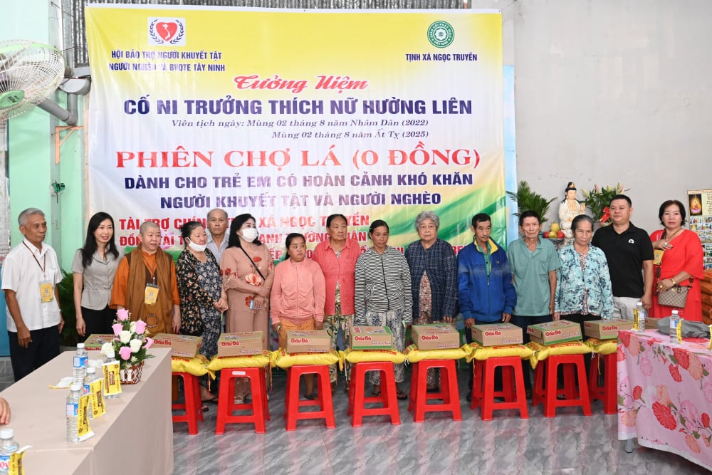 Đại biểu trao quà cho những người dân có hoàn cảnh khó khăn