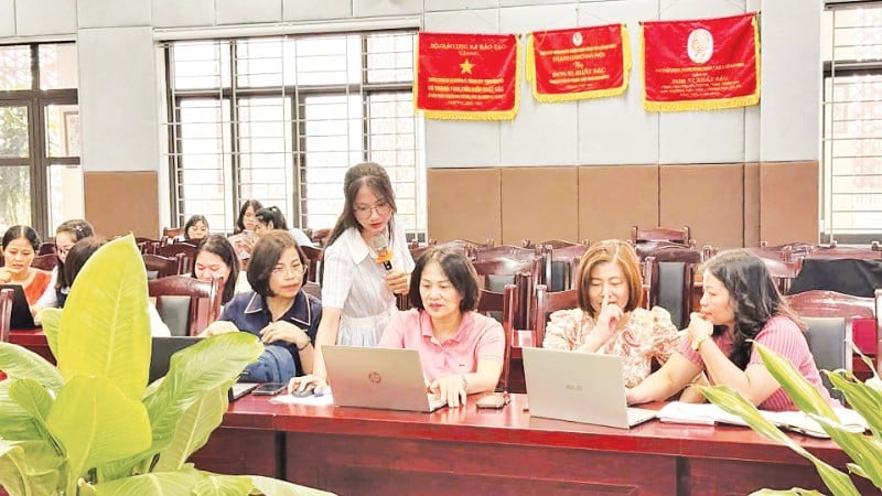 The staff and teachers of Giang Vo Secondary School (Giang Vo Ward, Hanoi City) regularly receive professional training to implement new educational methods.
