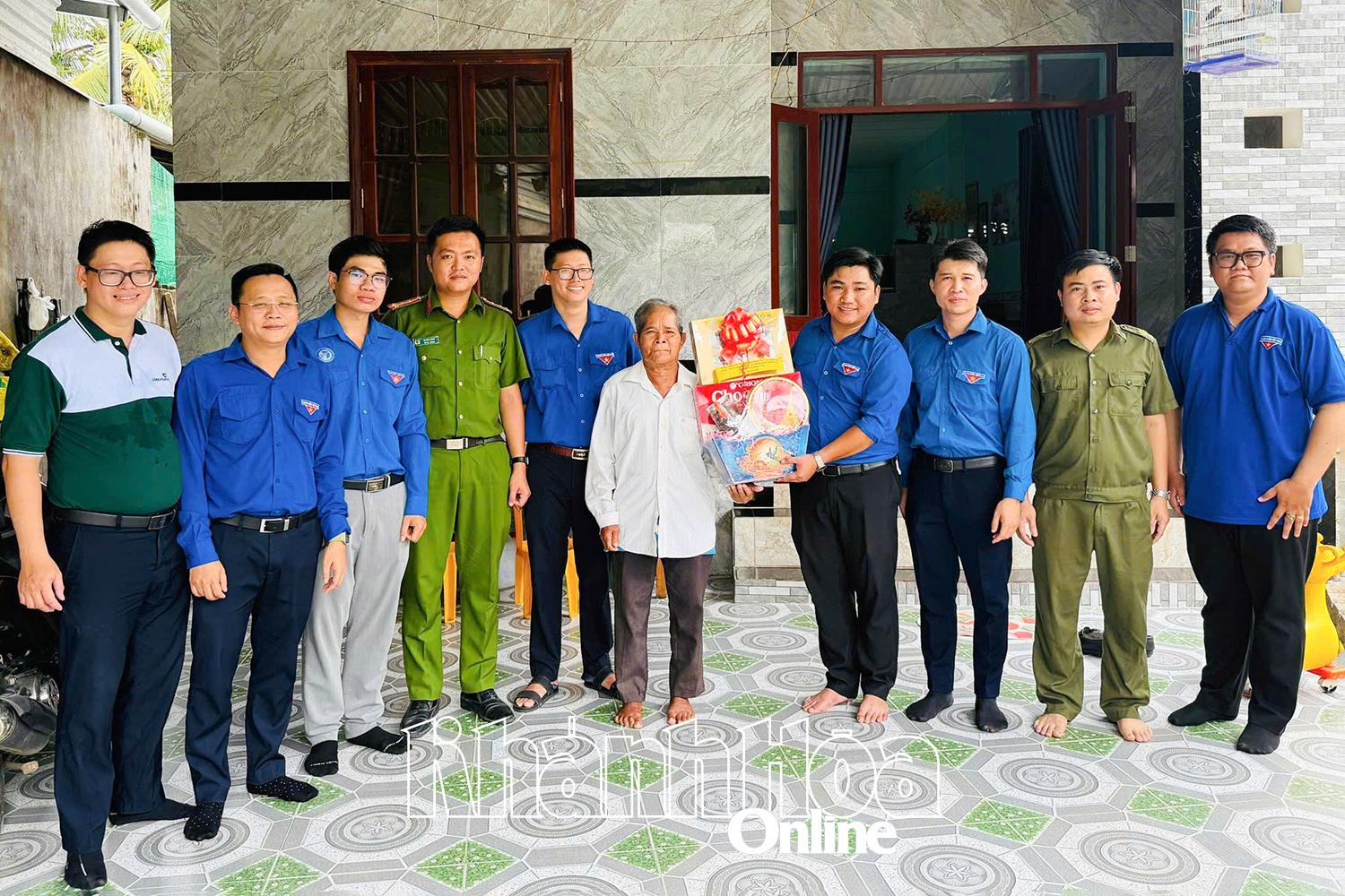 សម្ព័ន្ធយុវជនគណៈកម្មាធិការប្រជាជនខេត្ត សម្ព័ន្ធយុវជនគណៈកម្មាធិការបក្សខេត្ត និងសម្ព័ន្ធយុវជនធនាគារពាណិជ្ជ ប្រគល់អំណោយដល់គ្រួសារគោលនយោបាយនៅឃុំ Khanh Vinh។