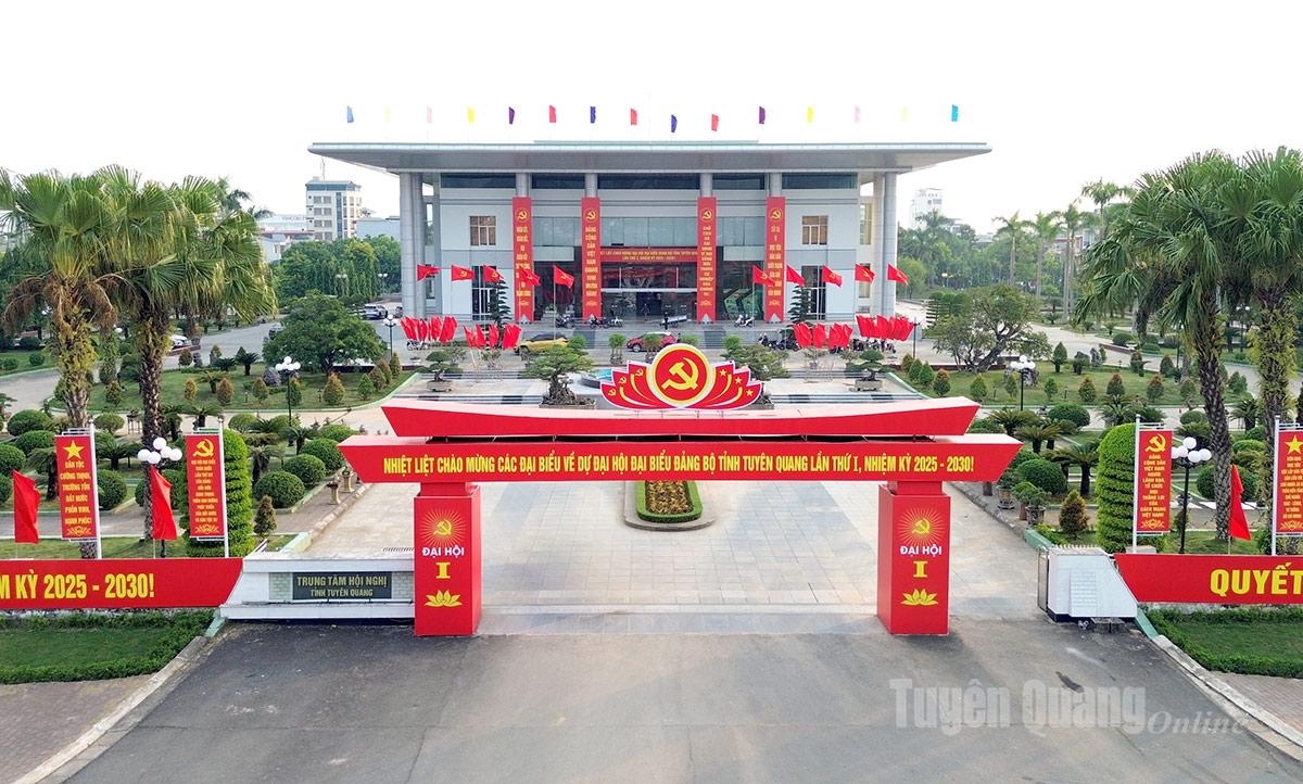 ការរៀបចំនៅមជ្ឈមណ្ឌលសន្និសីទខេត្ត ដែលជាកន្លែងសមាជបក្សខេត្តលើកទី១ នឹងប្រព្រឹត្តទៅបានរួចរាល់ហើយ។