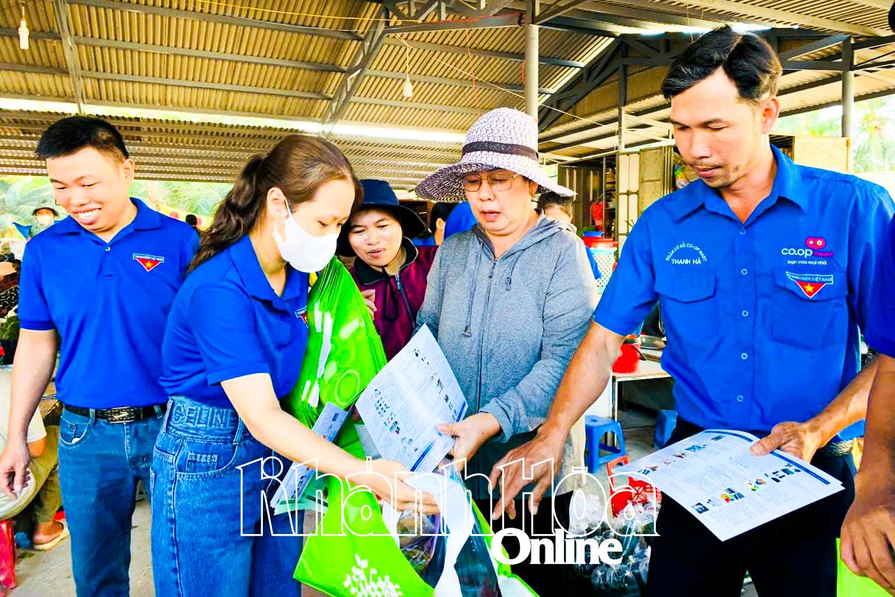 សមាជិក​សហភាព​យុវជន​នៃ​វួដ Bao An ផ្សព្វផ្សាយ​ការ​ការពារ​សំណល់​ប្លាស្ទិក​ដល់​អ្នក​ស្រុក។ រូបថត៖ ឡាំ អាន
