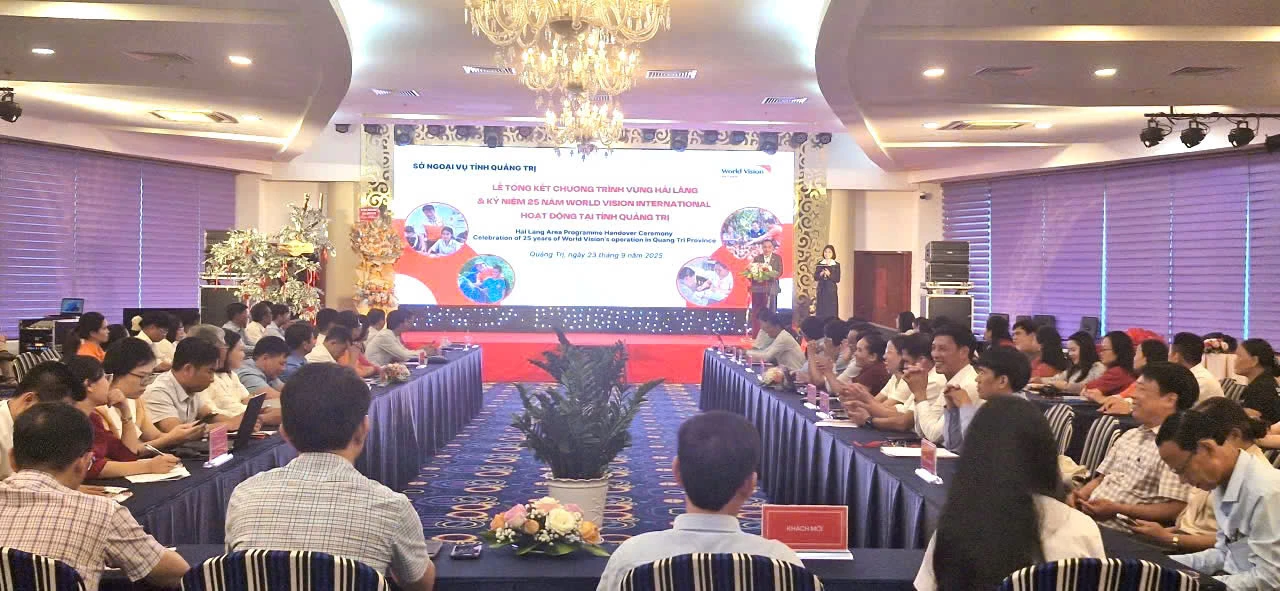 Quang cảnh lễ Tổng kết hoạt động Chương trình vùng Hải Lăng và 25 năm Tầm nhìn Thế giới hoạt động tại Quảng Trị.Ảnh: Việt Anh