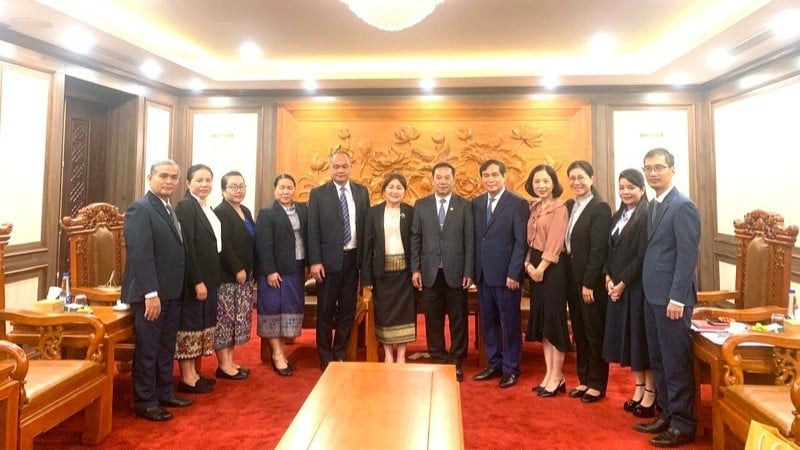 ប្រតិភូថតរូបអនុស្សាវរីយ៍។