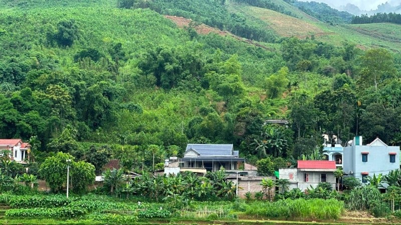 Xom Rai ស្ថិតនៅលើភ្នំ Cay Da ឃុំ Muong Vang ខេត្ត Phu Tho ជាកន្លែងដែលភ្នំកំពុងប្រេះ។