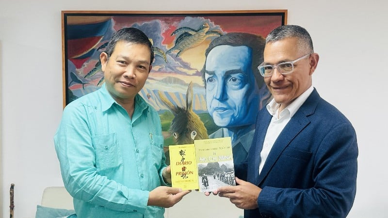 Đại sứ Vũ Trung Mỹ trân trọng chuyển tới Bộ trưởng Ernesto Villegas cuốn Nhật ký trong tù của Chủ tịch Hồ Chí Minh và cuốn Tư tưởng quân sự Hồ Chí Minh. (Ảnh: Đại sứ quán Việt Nam tại Venezuela)