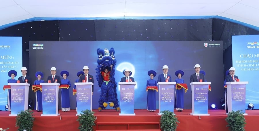 Delegates pressed the button to start the project, photo by Van Duc