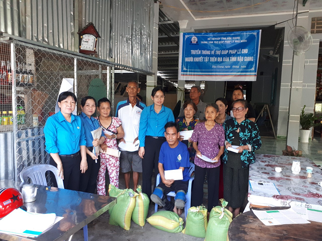 យកអ្នកទទួលជំនួយផ្នែកច្បាប់ជាមជ្ឈមណ្ឌល -0