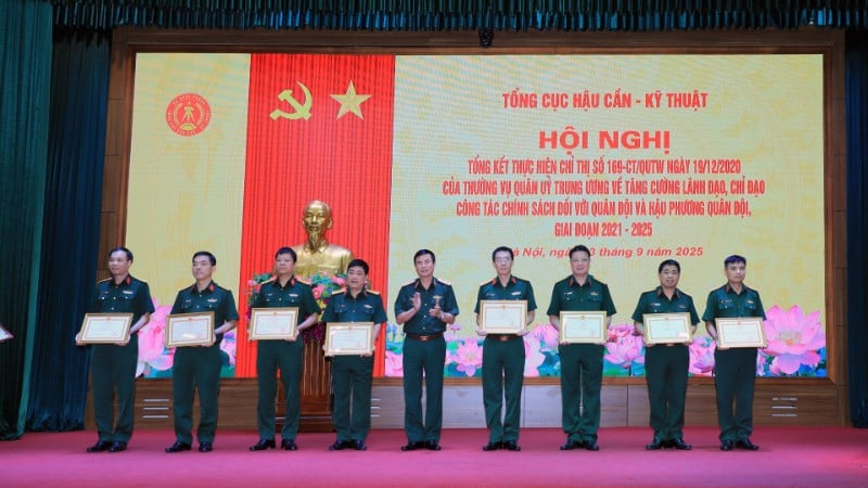 The Head of the General Department of Logistics and Engineering awarded awards to collectives with outstanding achievements in implementing policy work for the army and military rear in the 2021-2025 period.
