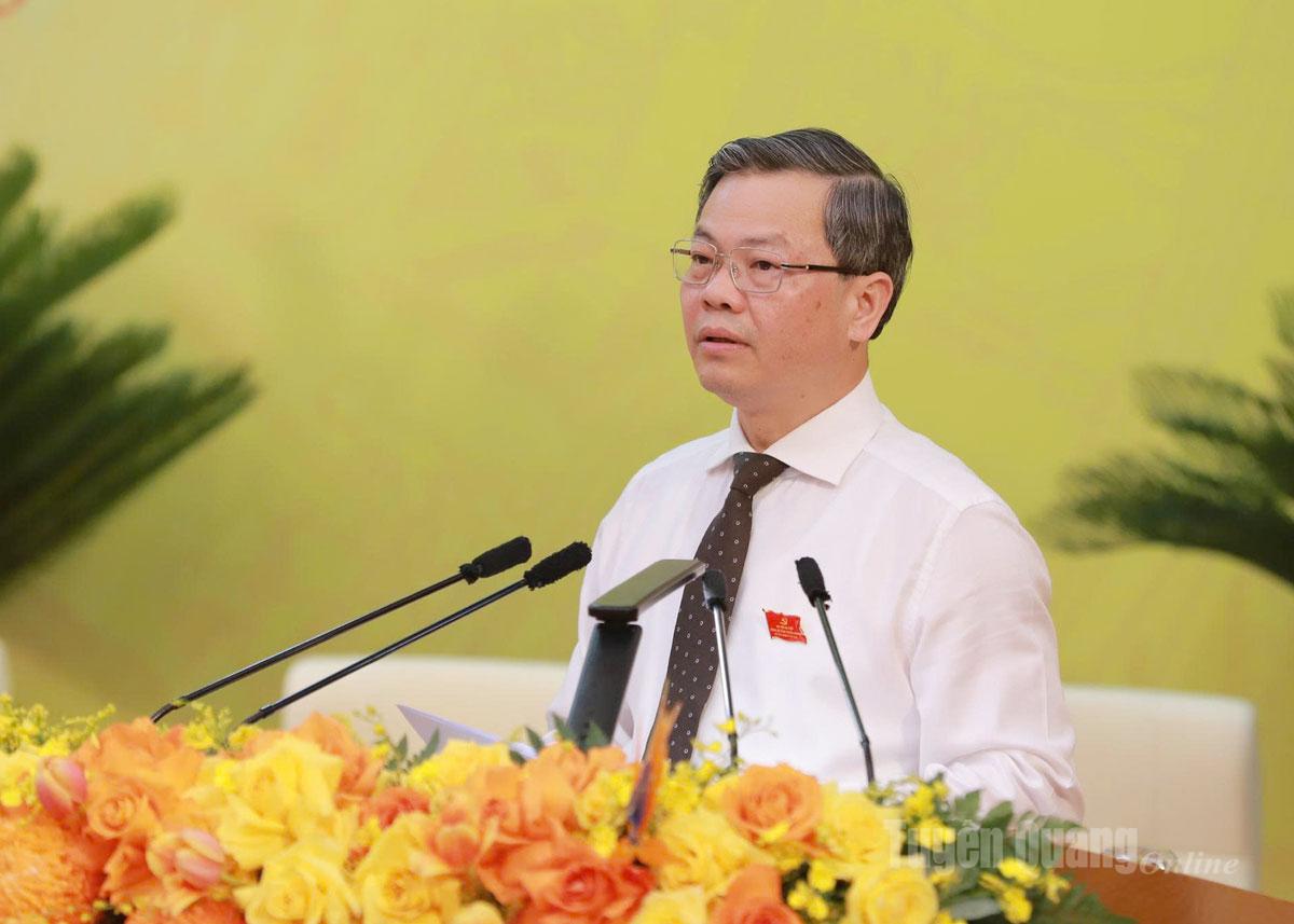 Soudruh Nguyen Van Son, zástupce tajemníka provinčního výboru strany a předseda provinční lidové rady, předložil zprávu shrnující názory na návrhy dokumentů 14. celostátního sjezdu strany - Foto: Thanh Phuc