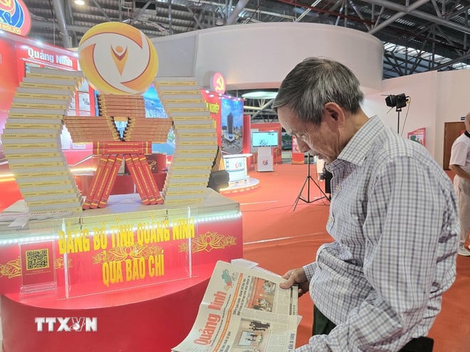 ttxvn-trien-lam-anh-tu-lieu-va-tranh-co-dong-chao-mung-dai-hoi-dai-bieu-dang-bo-tinh-quang-ninh2.jpg