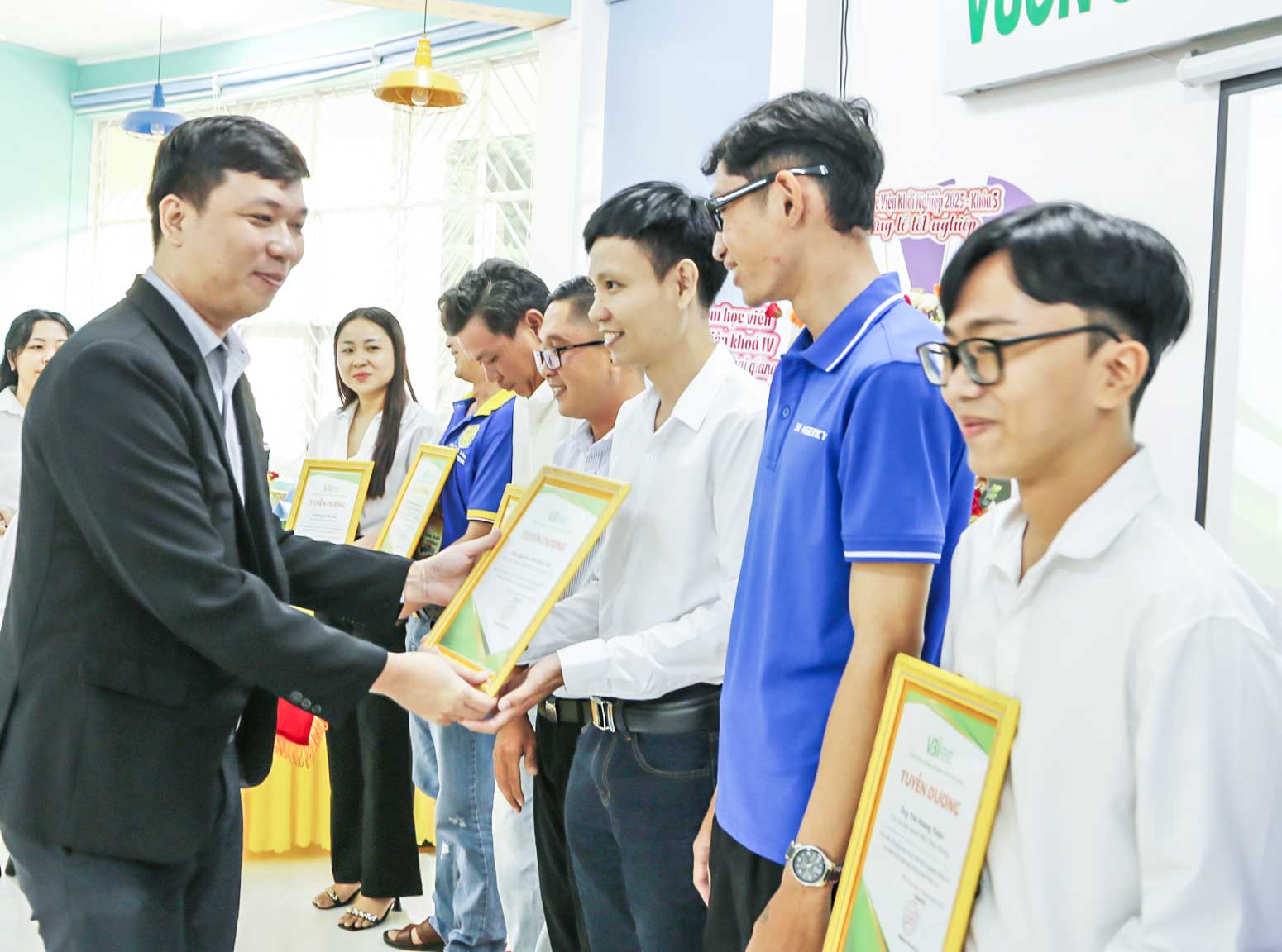 MSc. Nguyen Van Vu An - Directeur du Centre d'innovation et d'entrepreneuriat et Directeur de l'incubateur d'entreprises provincial ont remis des certificats aux étudiants.