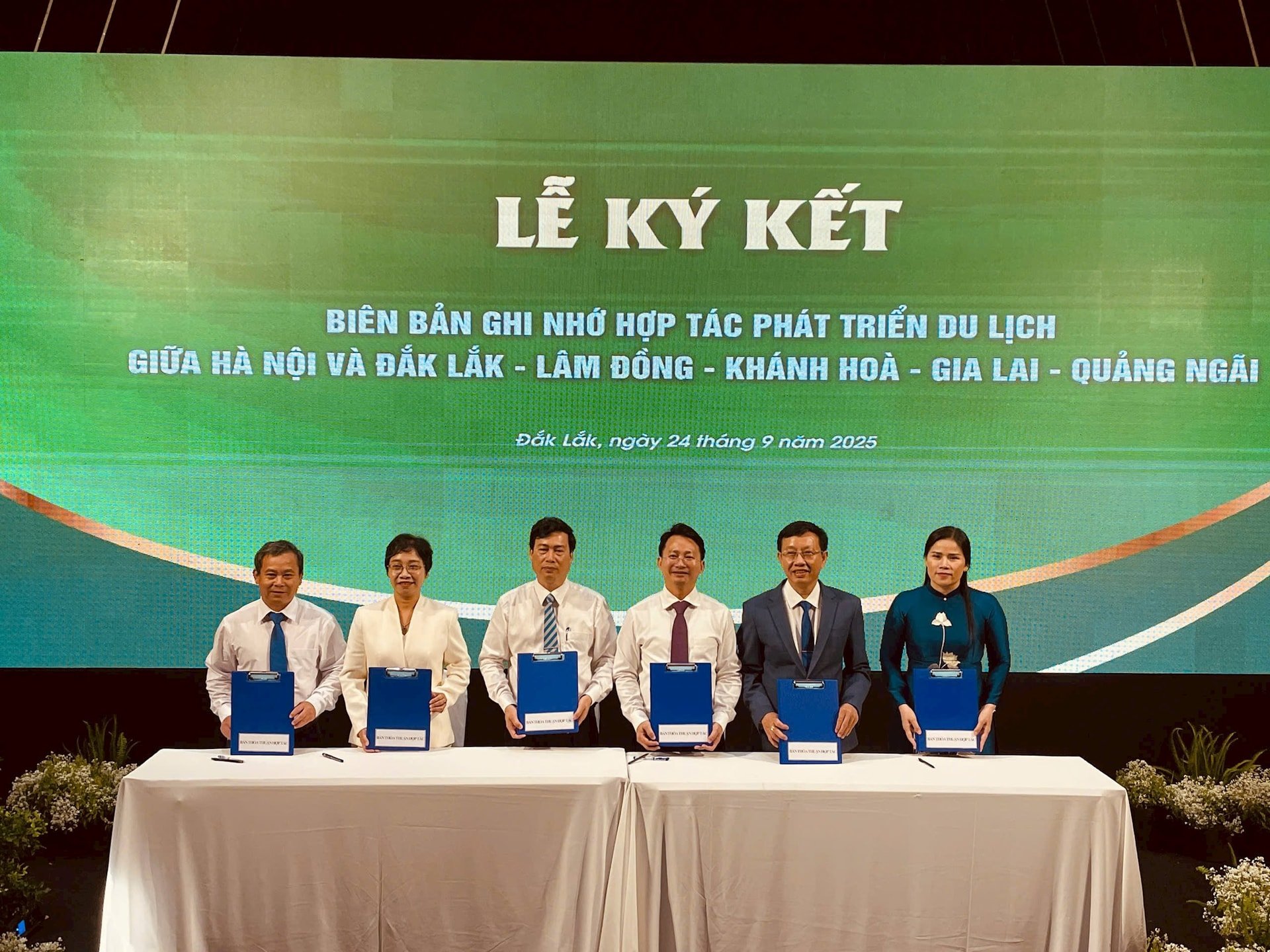 Lãnh đạo Sở Du lịch Hà Nội và lãnh đạo sở Văn hóa, Thể thao và Du lịch các tỉnh ký biên bản ghi nhớ