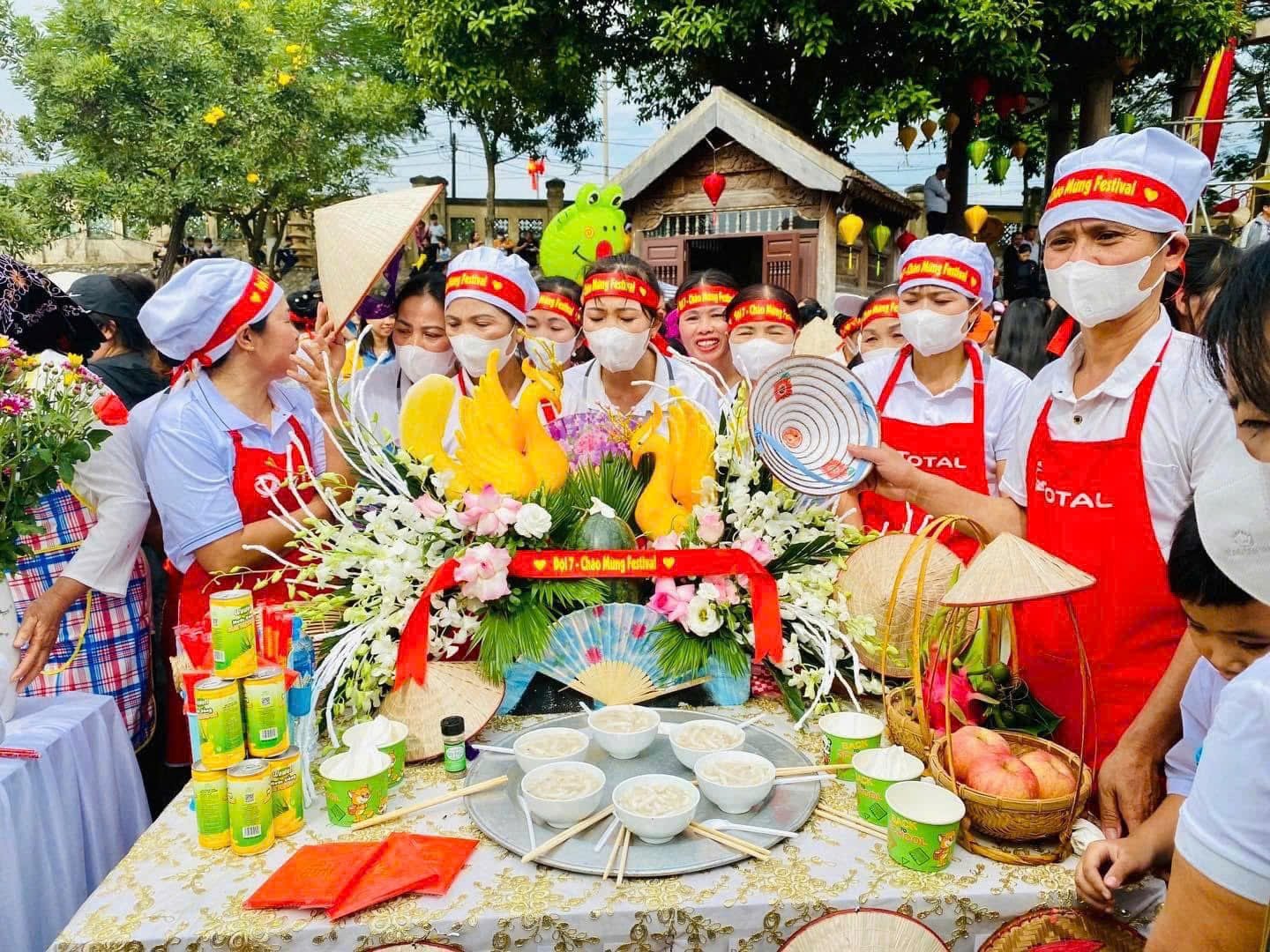 Người dân Hạ Mỗ trong hội thi nấu cháo se