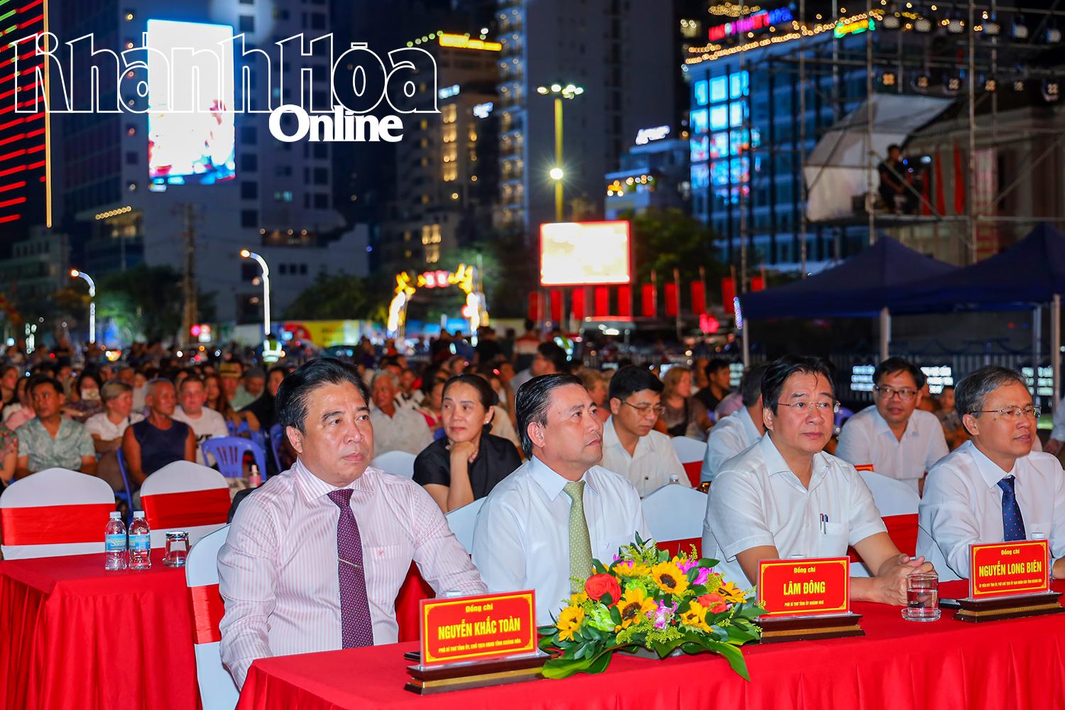 Đồng chí Nguyễn Khắc Toàn cùng đồng chí Lâm Đông đến dự chương trình.