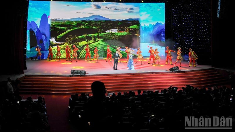Виступ мистецької програми «Під одним дахом, під одним місяцем – Свято середини осені».