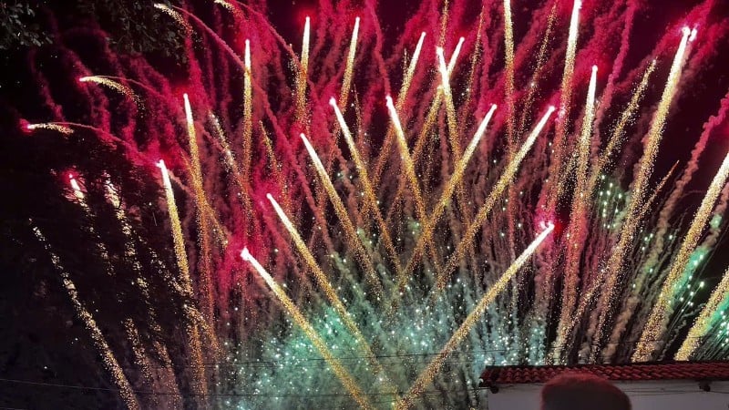 Fireworks display to celebrate the success of the Thai Nguyen Provincial Party Congress in Bac Kan ward on the evening of September 23. (Photo: TUAN SON)