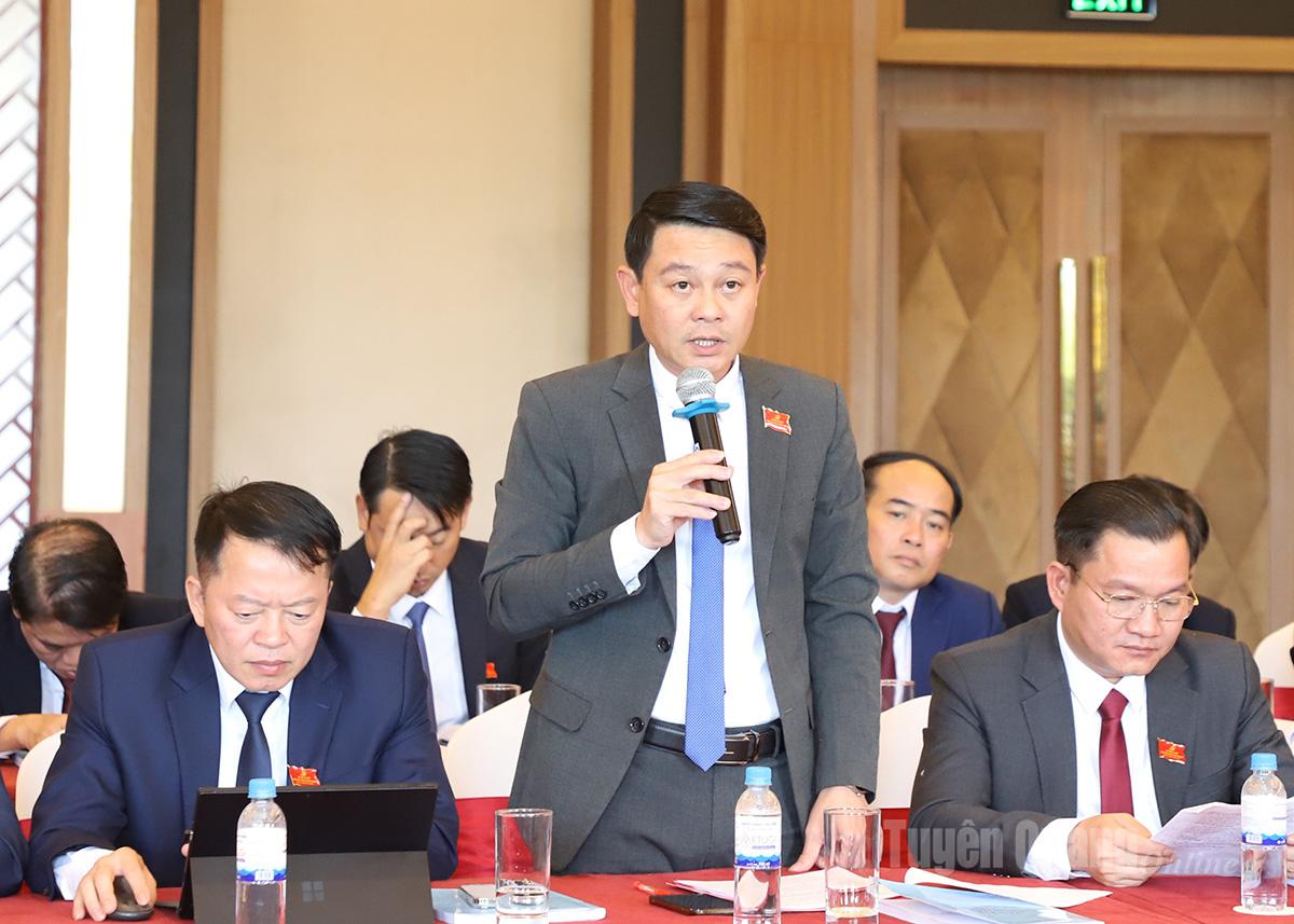 Delegates at Discussion Group No. 4 presented their opinions.