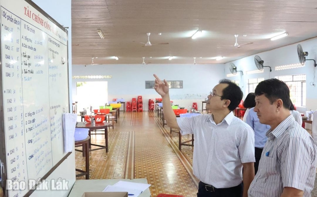 ក្រុមស្ទង់មតិបានពិនិត្យម៉ឺនុយ។