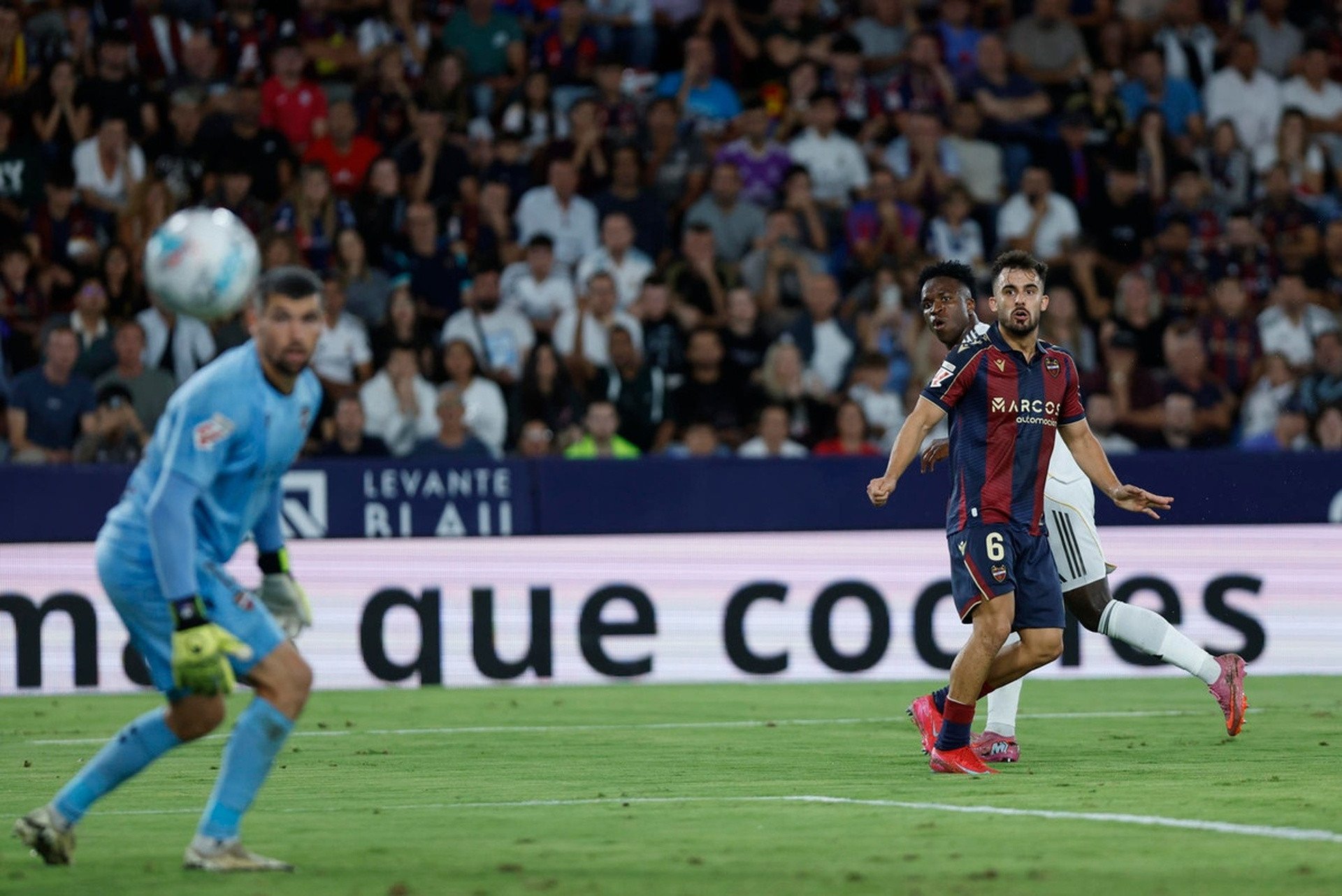EFE - Vinicius Levante Real Madrid.jpg