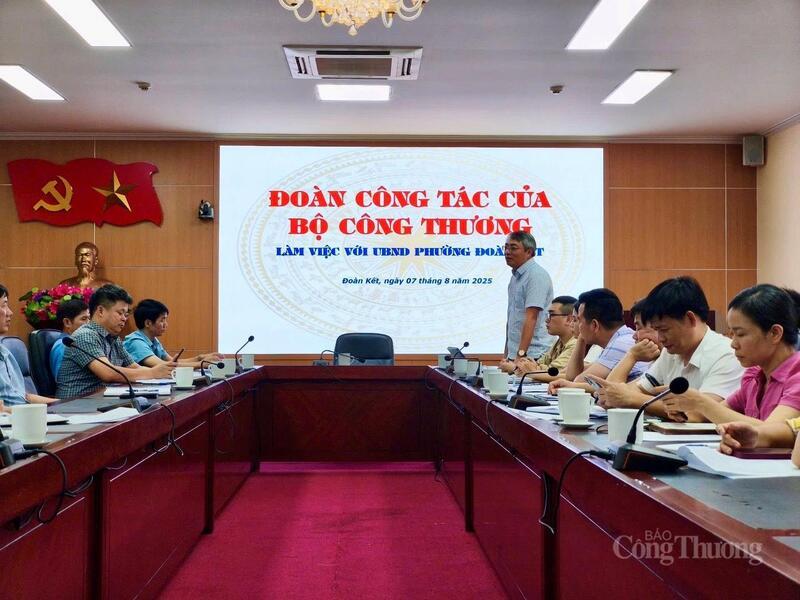 អនុប្រធាននាយកដ្ឋាន E-commerce និង Digital Economy លោក Hoang Ninh បានស្ទង់មតិដោយផ្ទាល់នៅវួដ Doan Ket ខេត្ត Lai Chau ។