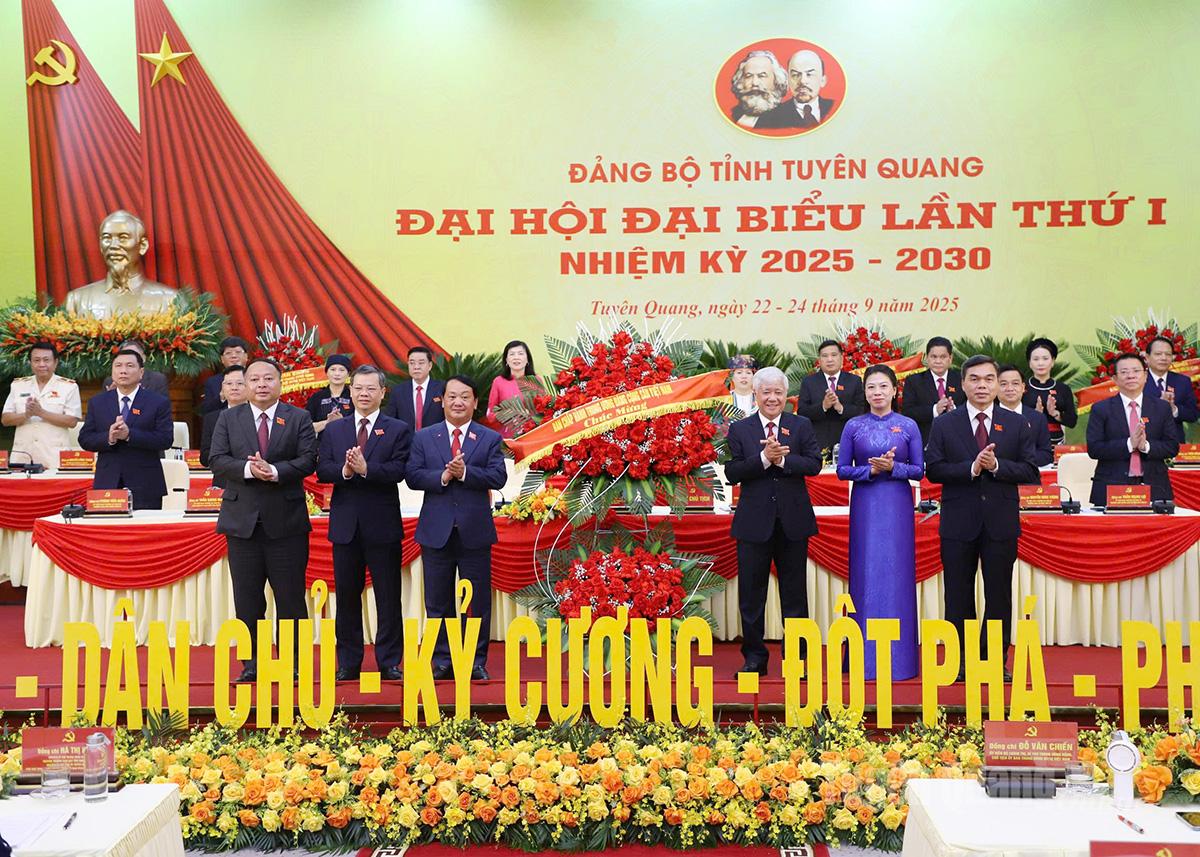 Đồng chí Đỗ Văn Chiến, Ủy viên Bộ Chính trị, Bí thư Trung ương Đảng, Chủ tịch Ủy ban Trung ương MTTQ Việt Nam tặng lẵng hoa chúc mừng Đại hội.