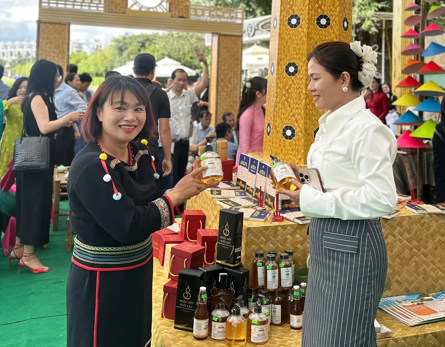 អ្នកទស្សនាមើលផលិតផល San Viet Farm ដែលដាក់តាំងក្នុងសន្និសីទ
