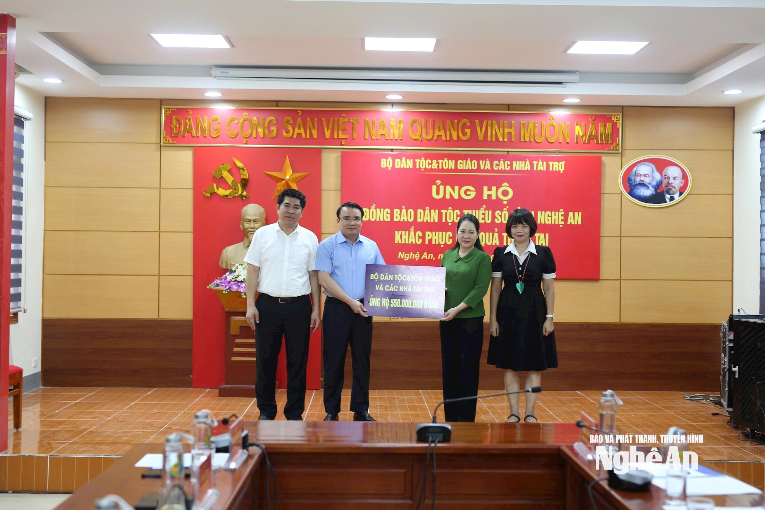 អំណោយដល់អ្នកភូមិ រូបថត៖ Diep Thanh00000
