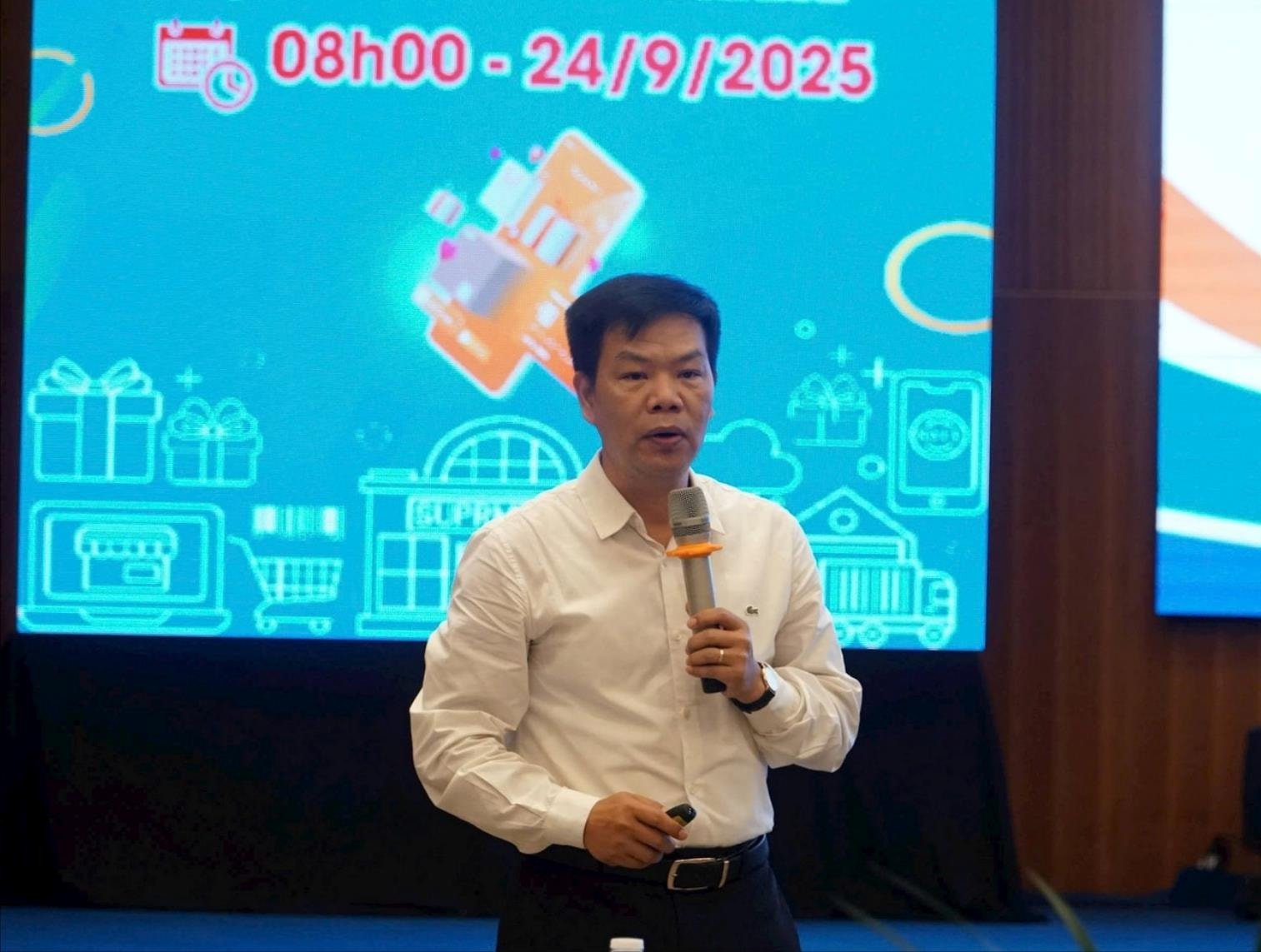 Mr. Nguyen Huu Tuan, Director of the Center for E-commerce and Digital Technology Development, Department of E-commerce and Digital Economy, shared at the workshop. Photo: VAN HOANG