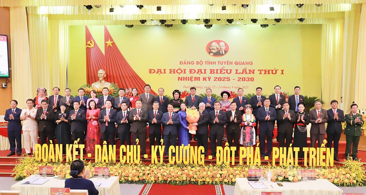 Đồng chí Đỗ Văn Chiến, Ủy viên Bộ Chính trị, Bí thư Trung ương Đảng, Chủ tịch Ủy ban Trung ương MTTQ Việt Nam tặng hoa Đoàn đại biểu đi dự Đại hội toàn quốc lần thứ XIV của Đảng.