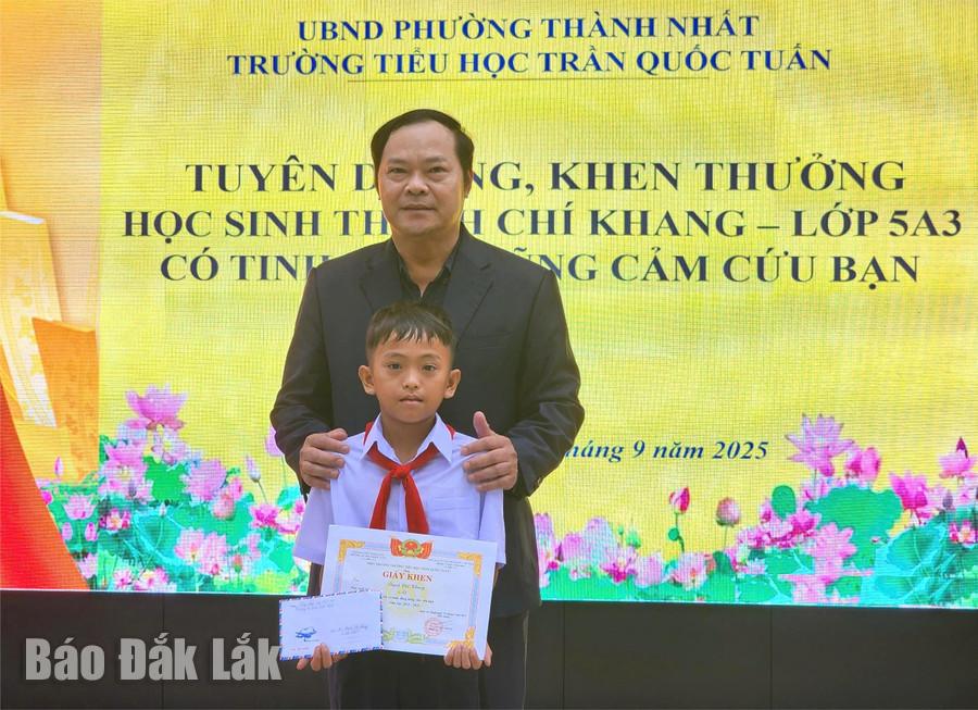 លោក Tran Xuan Ky - នាយកសាលាបានប្រគល់រង្វាន់ Thach Chi Khang ។