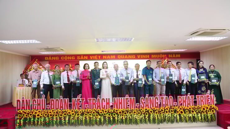 Đồng chí Lại Hà Phương giữ chức Chủ tịch Ủy ban MTTQ Việt Nam phường Dương Nội- Ảnh 8.
