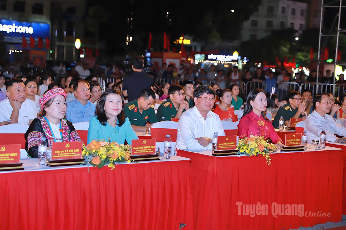 Rekan-rekan di Komite Tetap Partai Provinsi menghadiri acara tersebut. Foto: Duy Tuan