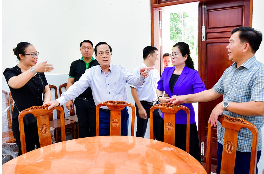 Kamrat Lam Minh Dang - biträdande sekreterare för den provinsiella partikommittén och medlemmar av delegationen inspekterade matsalen bredvid Tra Vinhs provinsiella folkkommittés gamla sal.