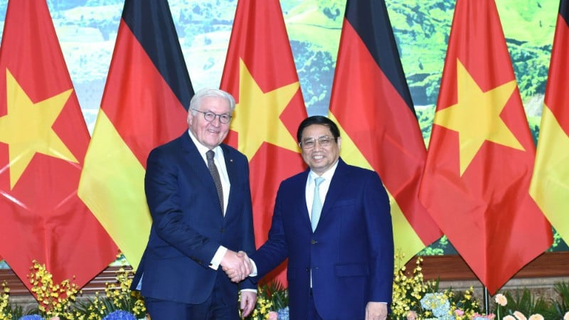 នាព្រឹកថ្ងៃទី២៤ ខែមករា ឆ្នាំ២០២៤ នៅទីស្តីការរដ្ឋាភិបាល នាយករដ្ឋមន្ត្រី Pham Minh Chinh បានស្វាគមន៍ និងជួបជាមួយប្រធានរដ្ឋសហព័ន្ធអាល្លឺម៉ង់ Frank-Walter Steinmeier ដែលកំពុងបំពេញទស្សនកិច្ចផ្លូវរដ្ឋនៅវៀតណាម។ (រូបថត៖ ត្រាន់ ហៃ)