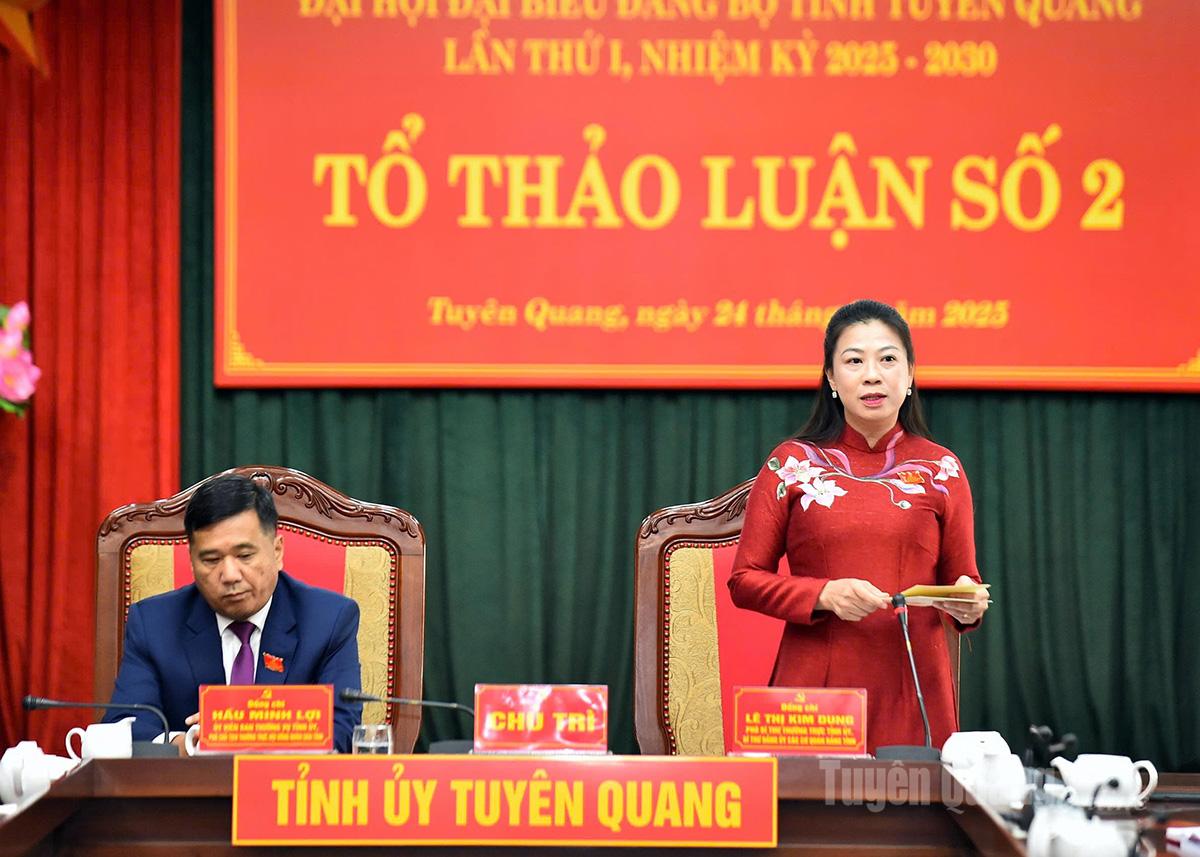 Comrade Le Thi Kim Dung, Standing Deputy Secretary of the Provincial Party Committee chaired Discussion Group No. 2 to receive comments.