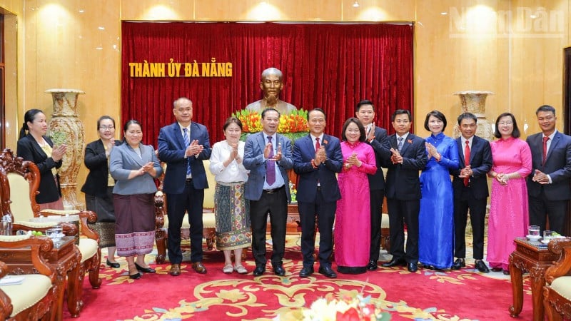 ប្រតិភូថតរូបអនុស្សាវរីយ៍។