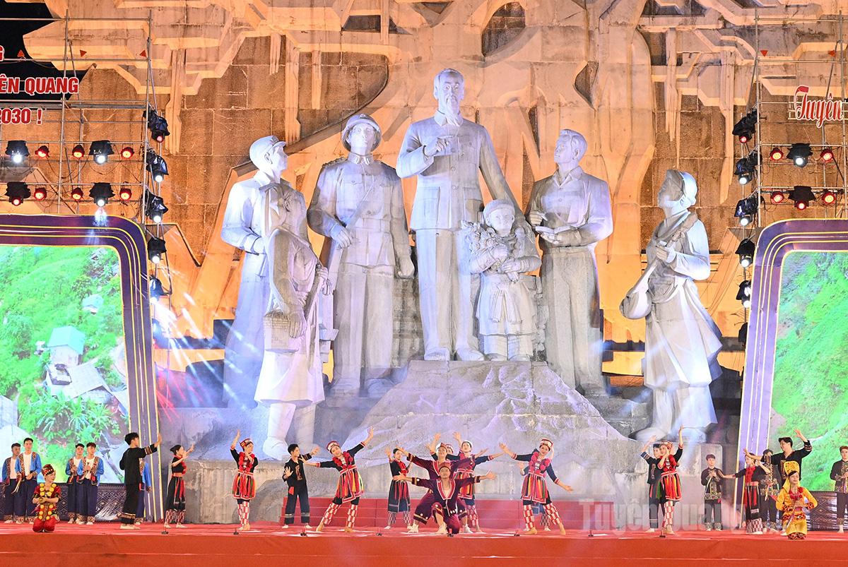Pertunjukan tari suku Dao. Foto: Quang Hoa