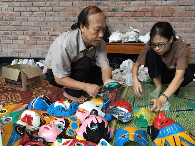 4-nghe-nhan-nguyen-van-hoa-huong-dan-to-ve-mat-na-giay-boi.jpg