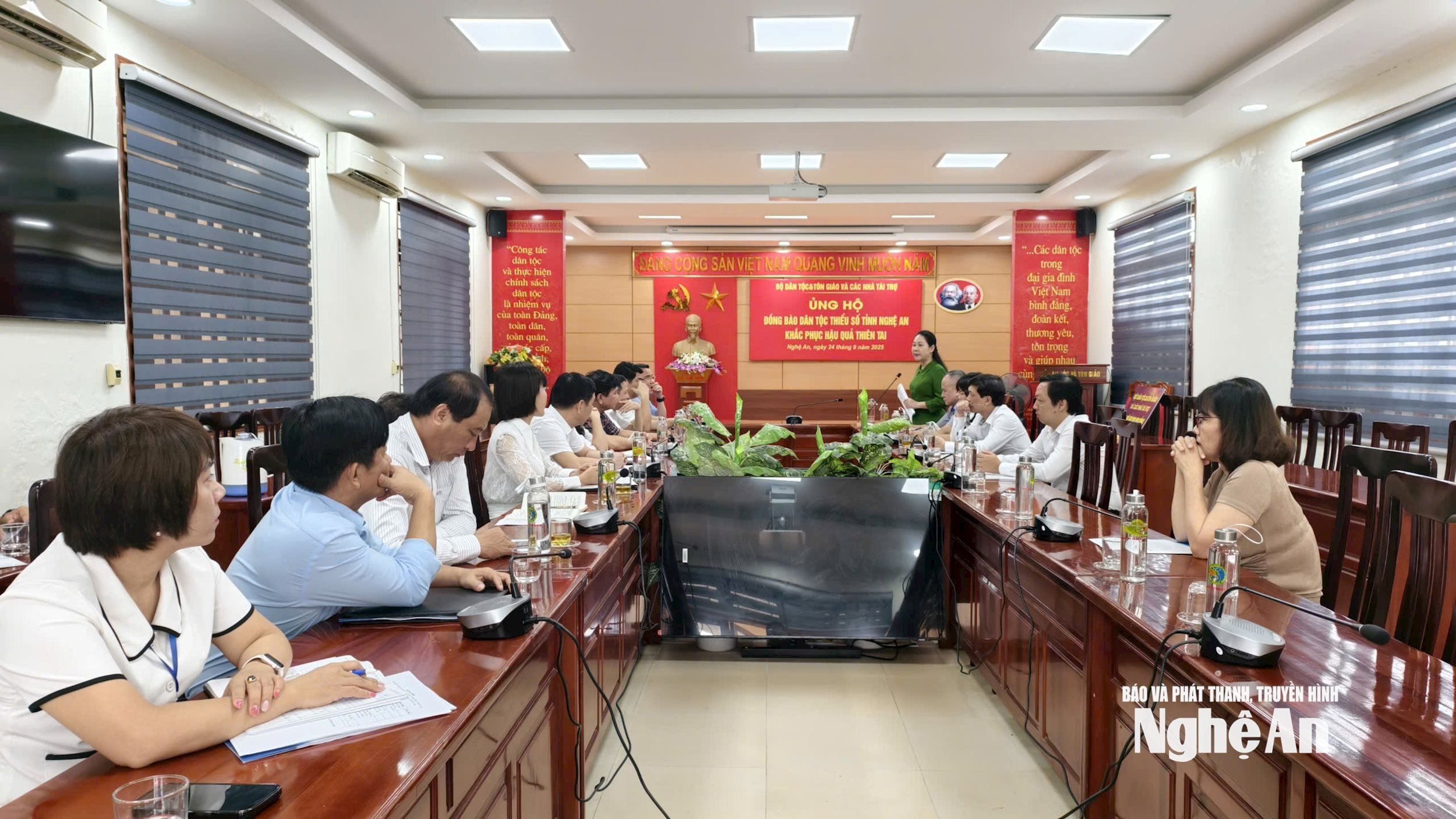 អំណោយដល់អ្នកភូមិ រូបថត៖ Diep Thanh00003