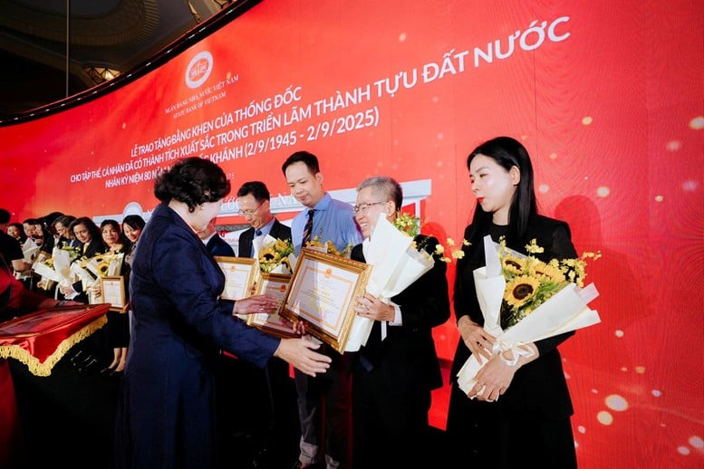 OCB មានកិត្តិយសក្នុងការទទួលបានវិញ្ញាបនបត្រនៃស្នាដៃសម្រាប់ការចូលរួមក្នុងការតាំងពិព័រណ៍សមិទ្ធិផលជាតិ - រូបថត 1 ។