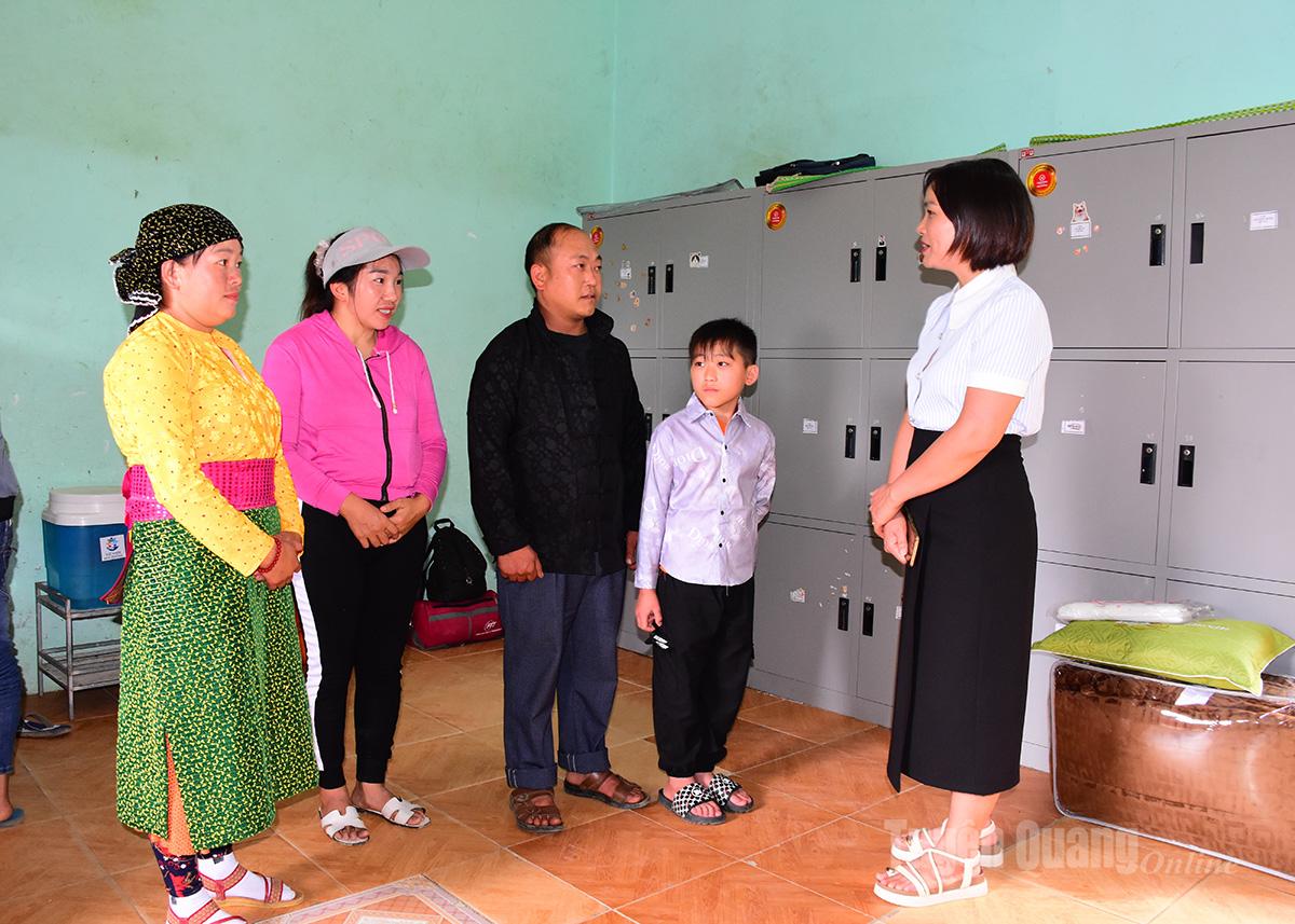 Lãnh đạo trường Phổ thông Dân tộc nội trú THCS Phố Bảng, xã Phố Bảng phổ biến cho phụ huynh và học sinh những khoản đóng góp theo quy định của năm học 2025-2026.