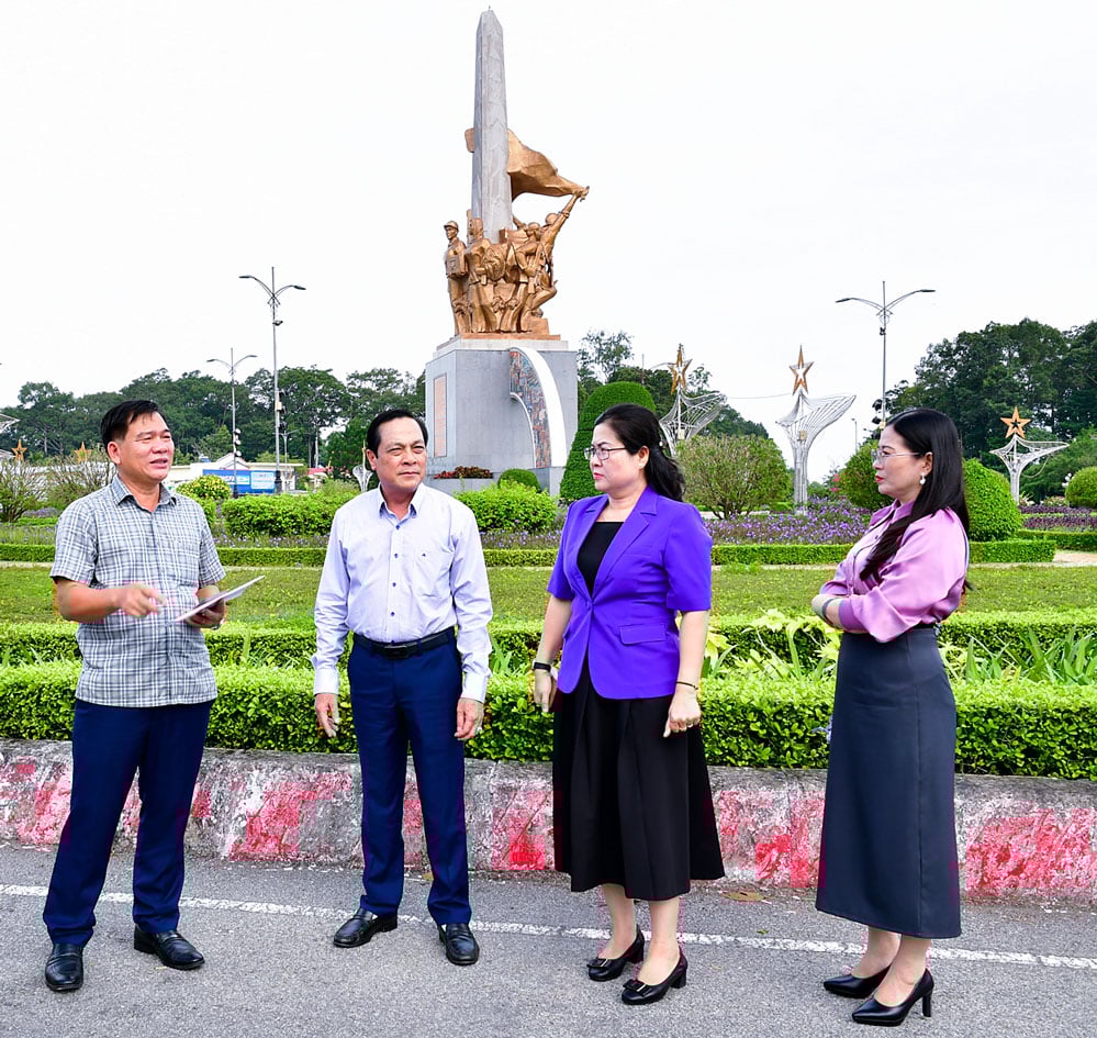 Kamrat Lam Minh Dang - biträdande sekreterare för provinsiella partikommittén (tredje från höger) kom för att inspektera propagandaarbetet vid monumentområdet 