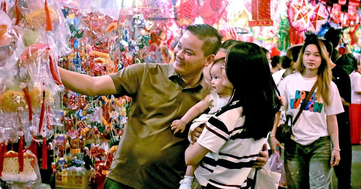 Phố lồng đèn, không gian Trung thu rực rỡ giữa lòng Chợ Lớn chính thức khai hội