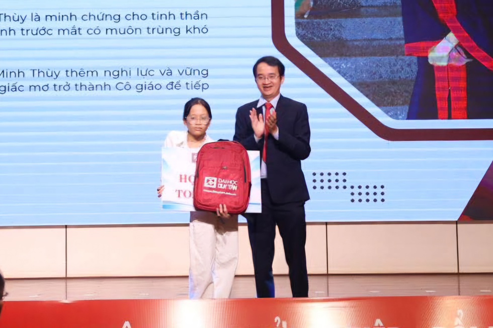 Nữ sinh khuyết tật nhận học bổng toàn phần ĐH Duy Tân, viết tiếp ước mơ đại học- Ảnh 2.