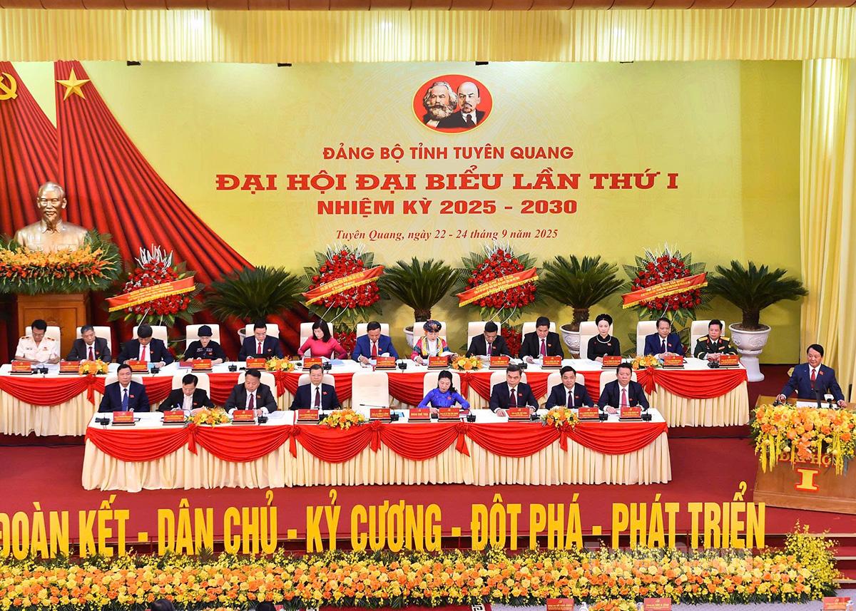 Đoàn Chủ tịch Đại hội.